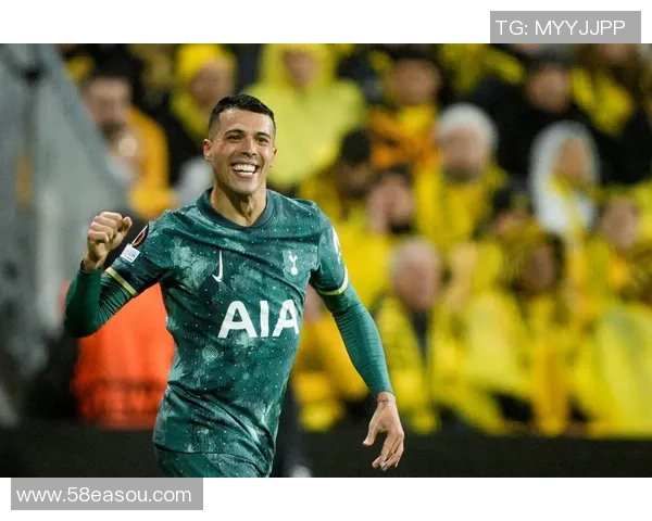 足球巨星闪耀时尚舞台引领潮流风尚与运动魅力完美融合