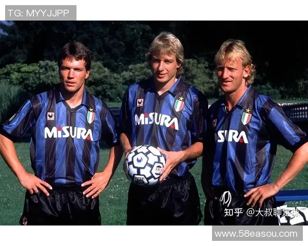 轰炸机足球明星的传奇之路与辉煌成就揭秘